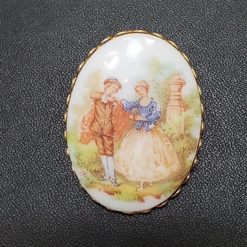Vintage Fraganard gold tone brooch